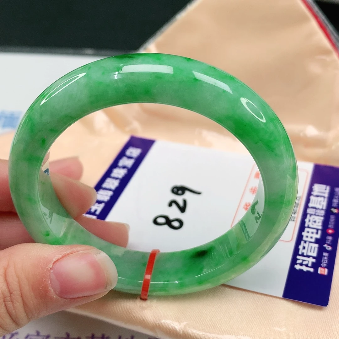 翡翠手镯未镶嵌翡翠