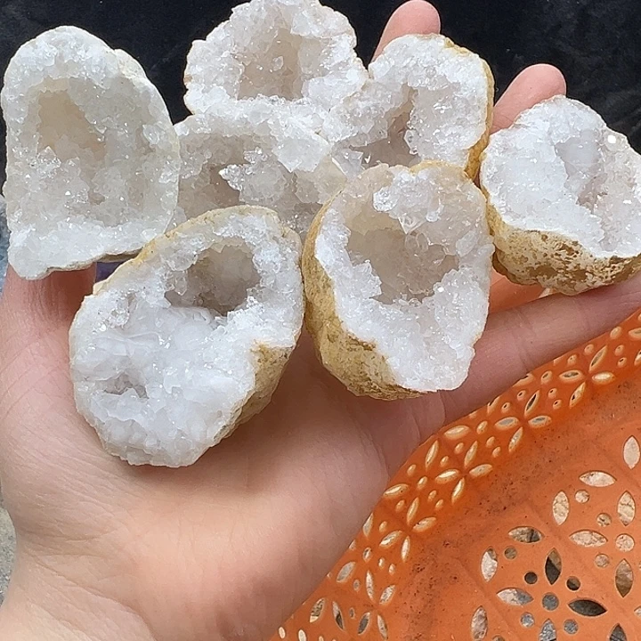 石材漂亮的晶洞摆件