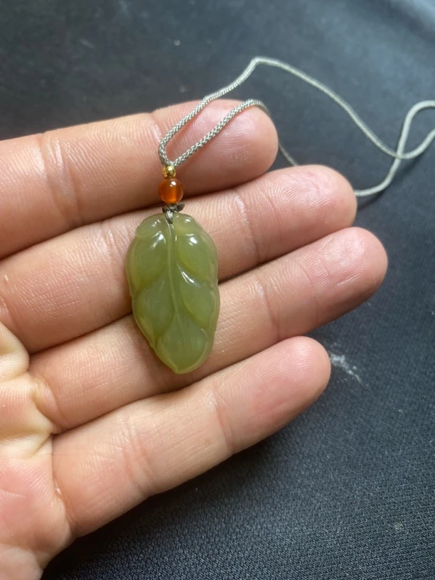 和田玉晴水树叶吊坠