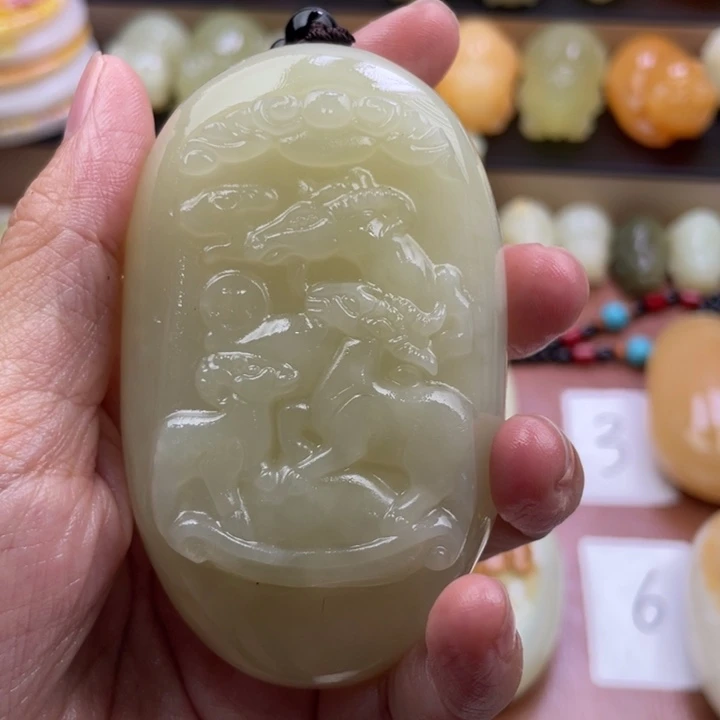 王***登石材古青石手把件