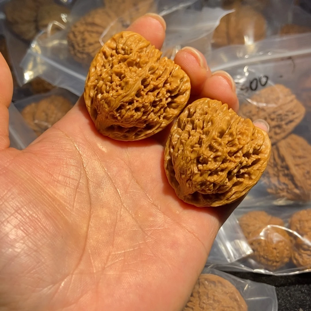 文玩核桃吊坠三角南疆石52