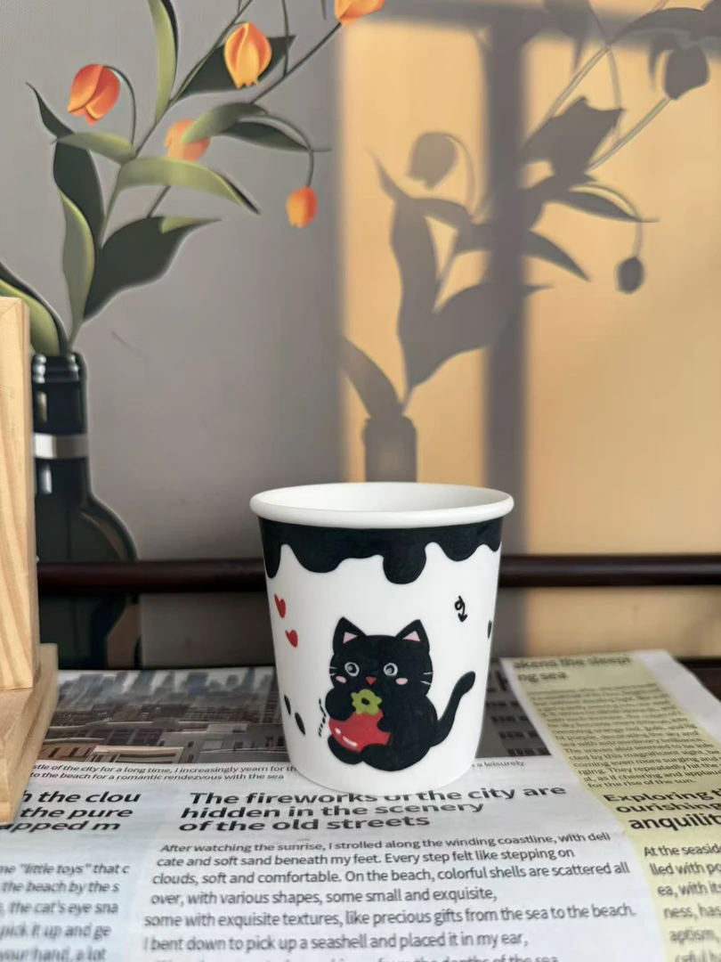 景德镇沁心高温釉下彩纯手绘创意瓷 站姿小黑猫草莓可乐杯