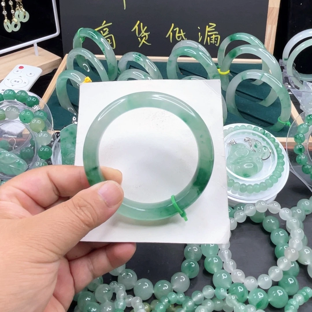 果***安未镶嵌手镯石英质玉