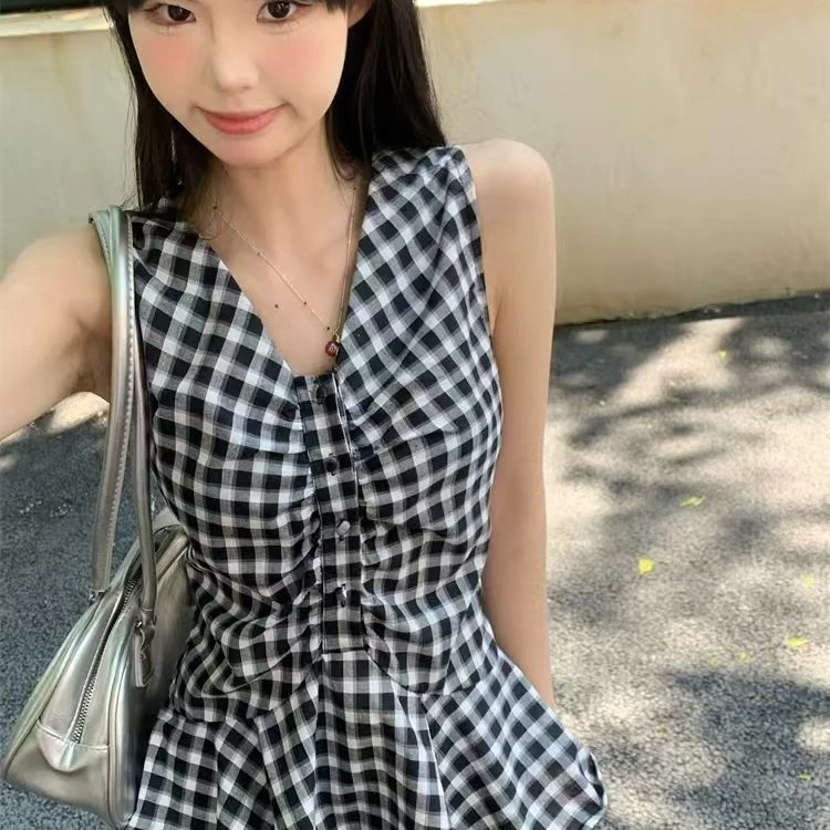 法式复古红色格子无袖背心女夏季收腰设计感小众褶皱别致V领上衣