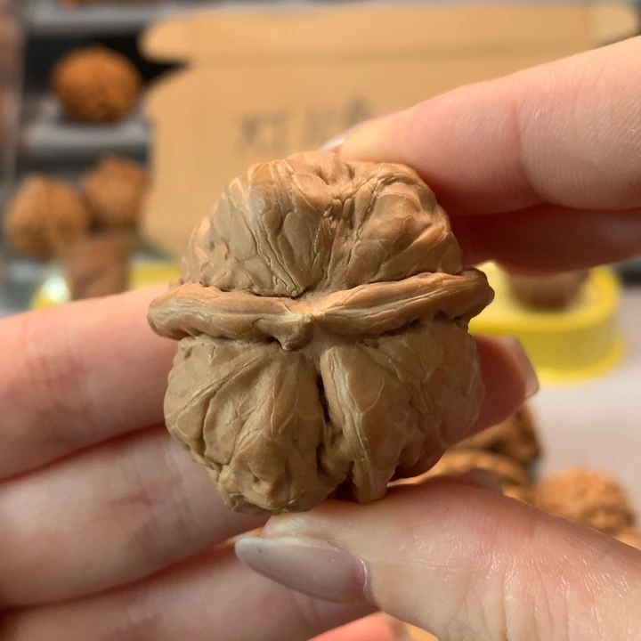 岁***、文玩核桃把件异形单只，有黄