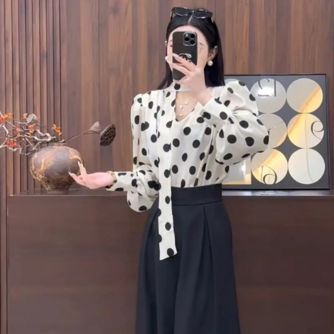 法式别致小衫显瘦挂脖V领衬衫洋气减龄波点印花长袖气质上衣女春