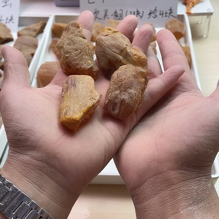 捷***哥定制琥珀未镶嵌天然琥珀现场加工