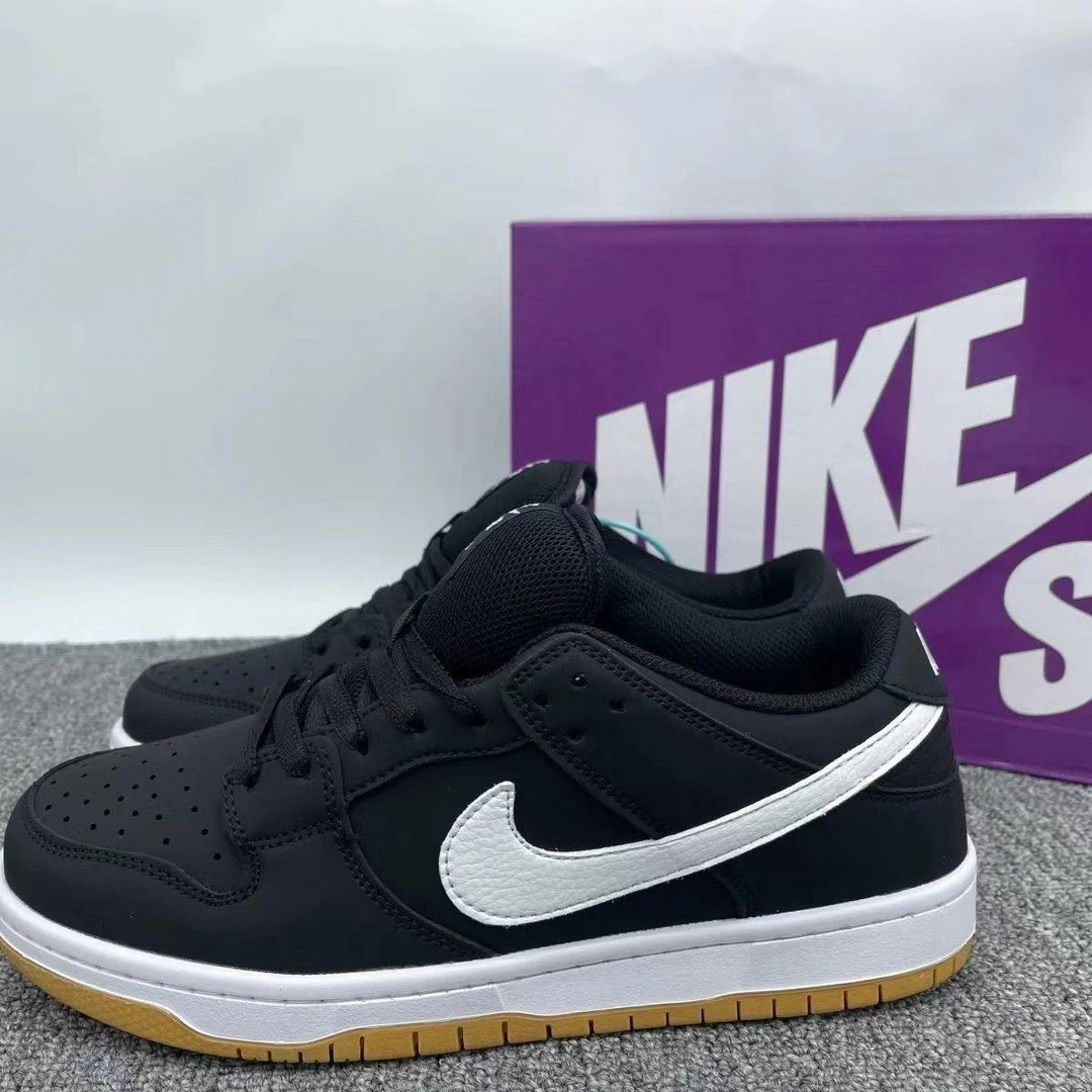 NIke联名何但爆款纯原dunksb黑白生胶百搭学生低帮潮流运动男女情