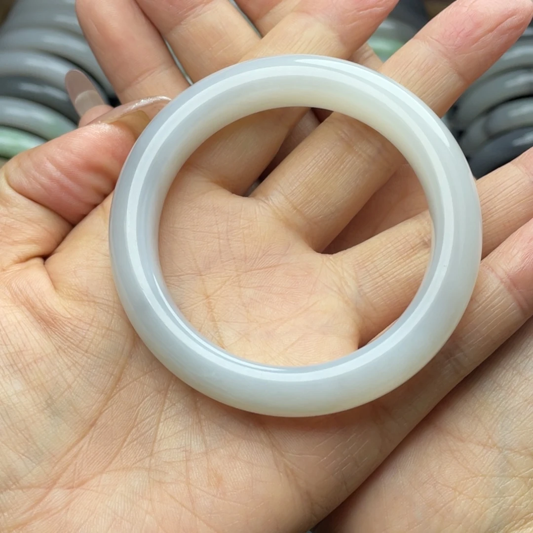 如***醒和田玉未镶嵌手镯有包容55