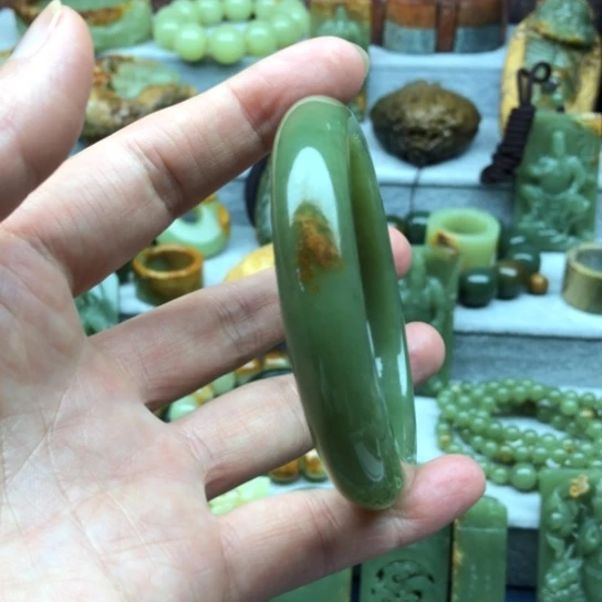 晓***食手串未镶嵌岫岩河磨玉（透闪石质玉）