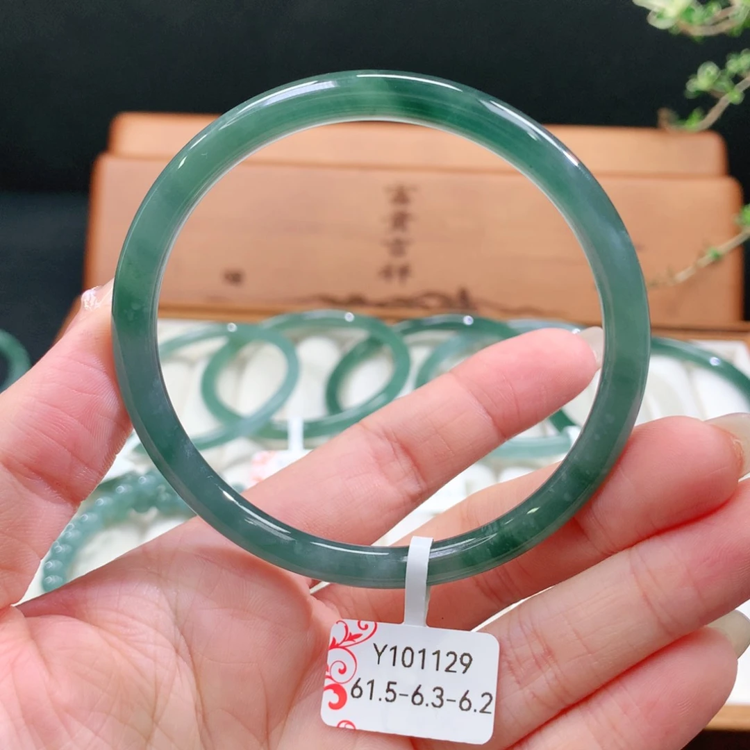 翡翠手镯未镶嵌天然