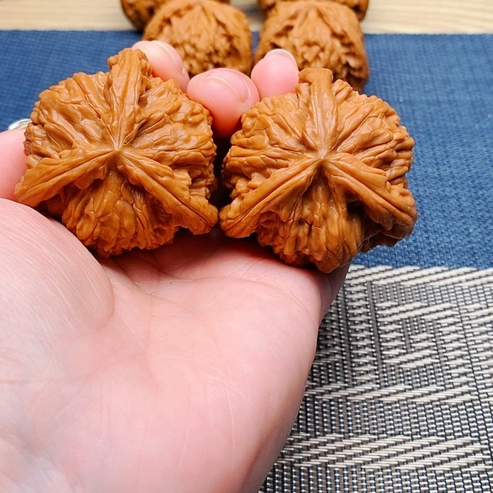 I***e文玩核桃吊坠三棱