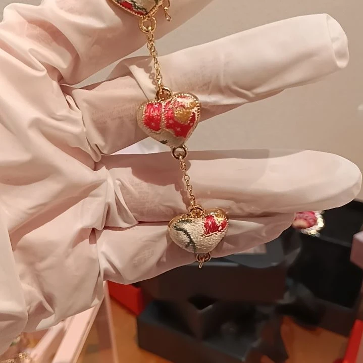 织绣和平小屋助力非遗蜀锦爱心手链彩色