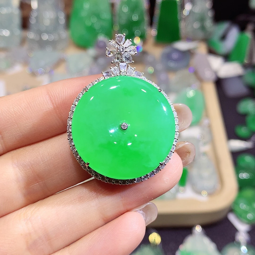 翡翠18K金镶嵌颈饰扣