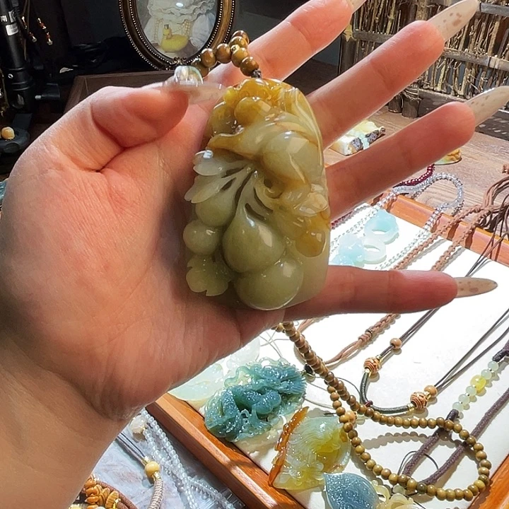 合金蛇纹石玉吊坠不**际