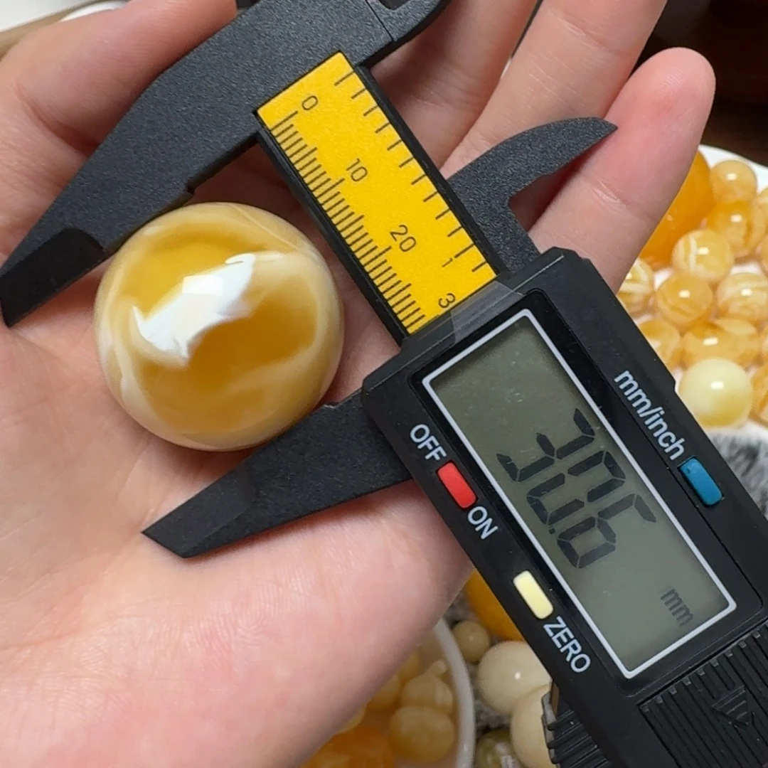 风***起琥珀未镶嵌裸石蜜蜡圆珠