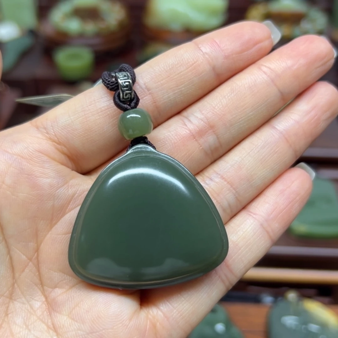 【闪购商品】岫岩老玉（透闪石质玉）未镶嵌颈饰三角平安牌