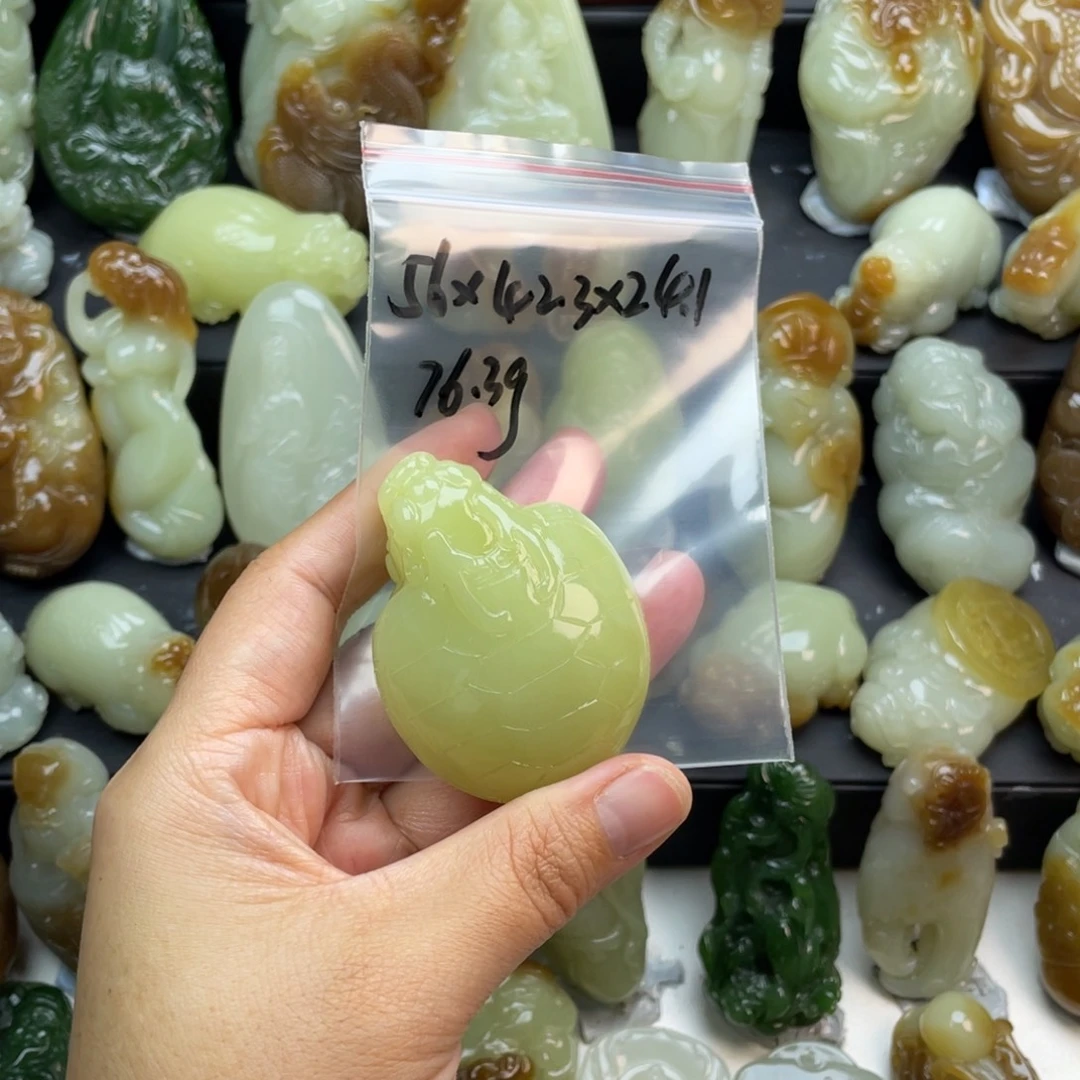 欣***市和田玉未镶嵌颈饰