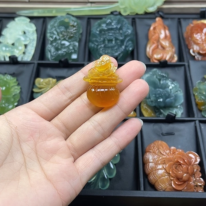 蛇纹石玉未镶嵌颈饰安*?
