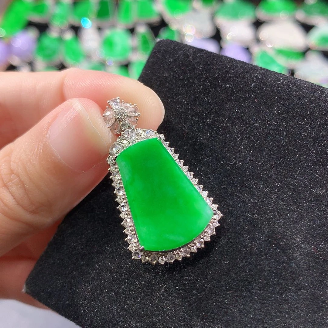 翡翠18K金镶嵌颈饰