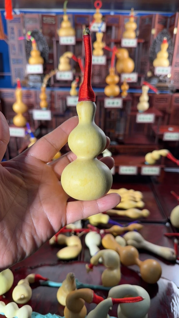 巨周正粗嘴八宝葫芦，厚皮，响籽，周正，底正脐圆。