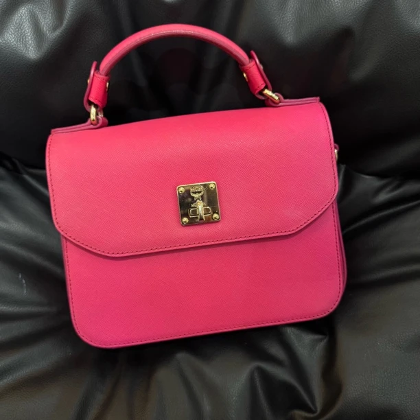 95新 MCM 大麦中古/mcm玫红色邮差包/斜挎