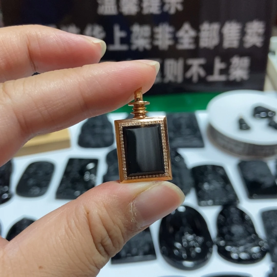 愿***亲翡翠18K金镶嵌颈饰无事牌