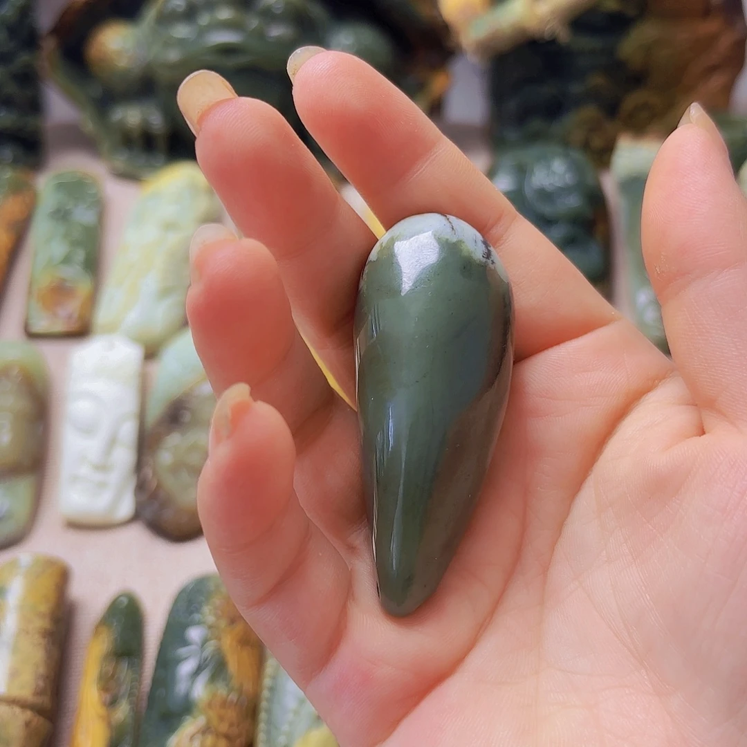 未镶嵌岫岩河磨玉（透闪石质玉）挂件