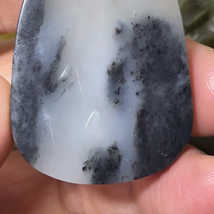 和田玉（墨玉）未镶嵌颈饰