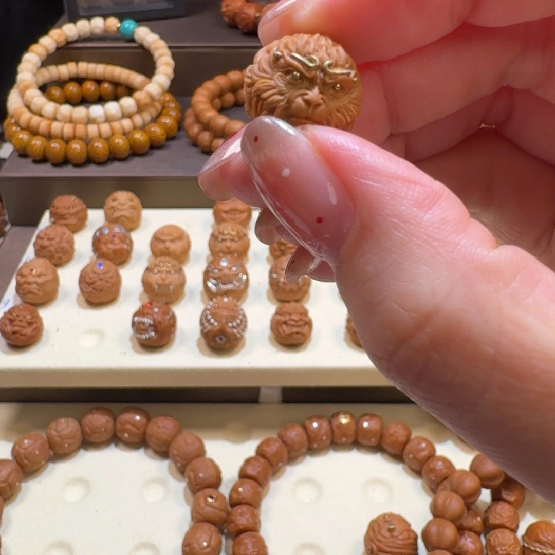 猴头核桃吊坠睡*了