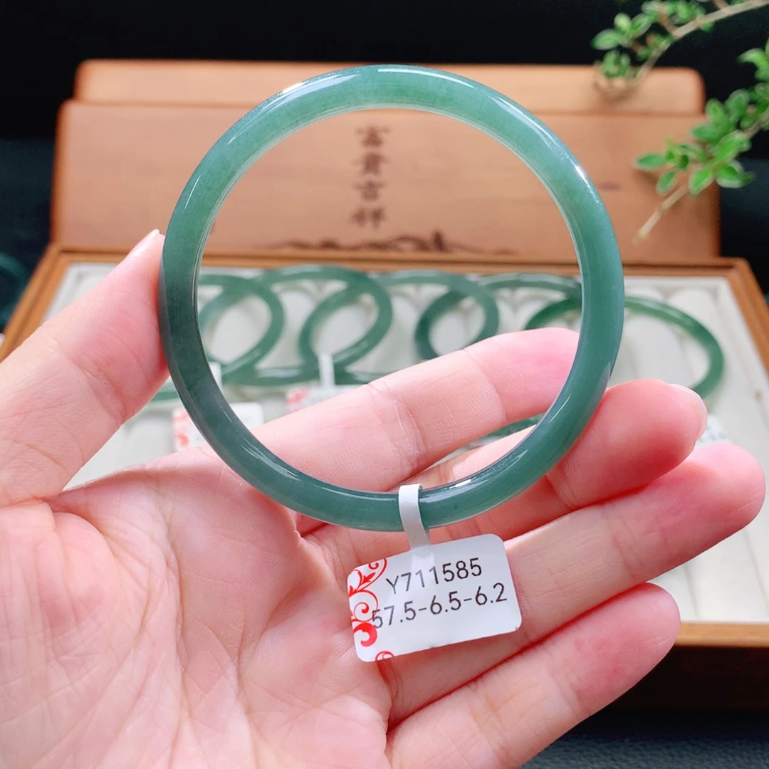 未镶嵌手镯（圆镯）翡翠