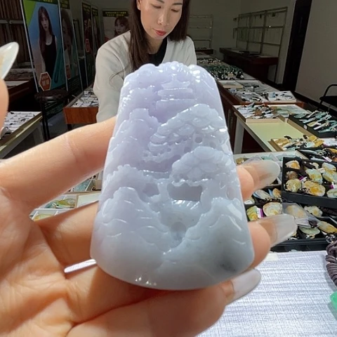 翡翠未镶嵌颈饰一个