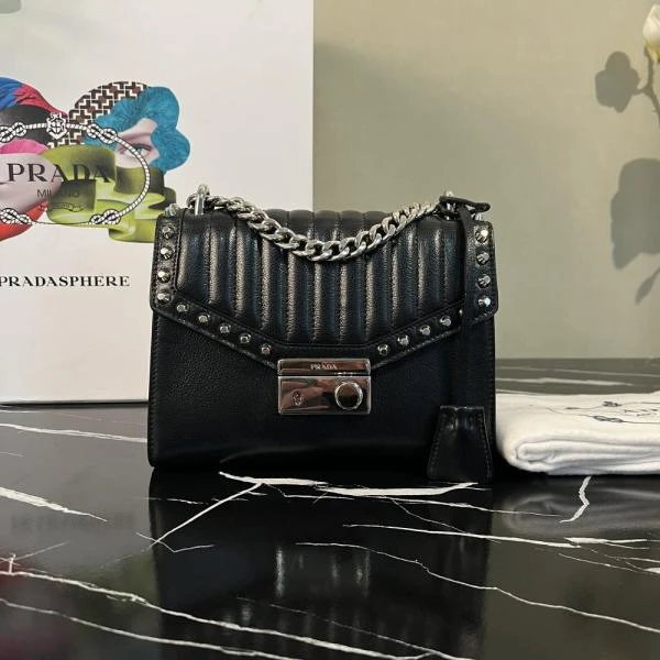 普拉达/包包/95新/市场价18000/250928CZ0014