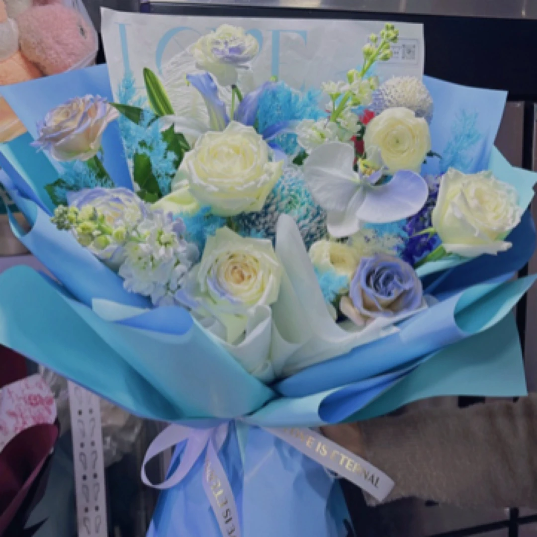 蓝色子花束一枝百合6枝玫瑰