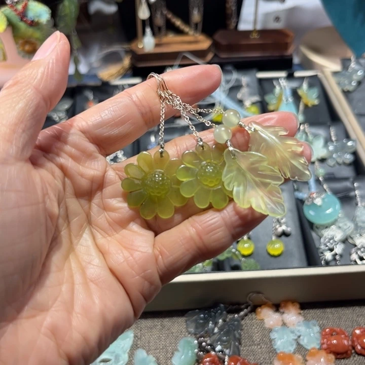 蛇纹石玉未镶嵌耳饰
