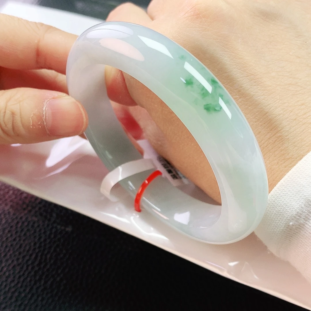 翡翠手镯未镶嵌60圈