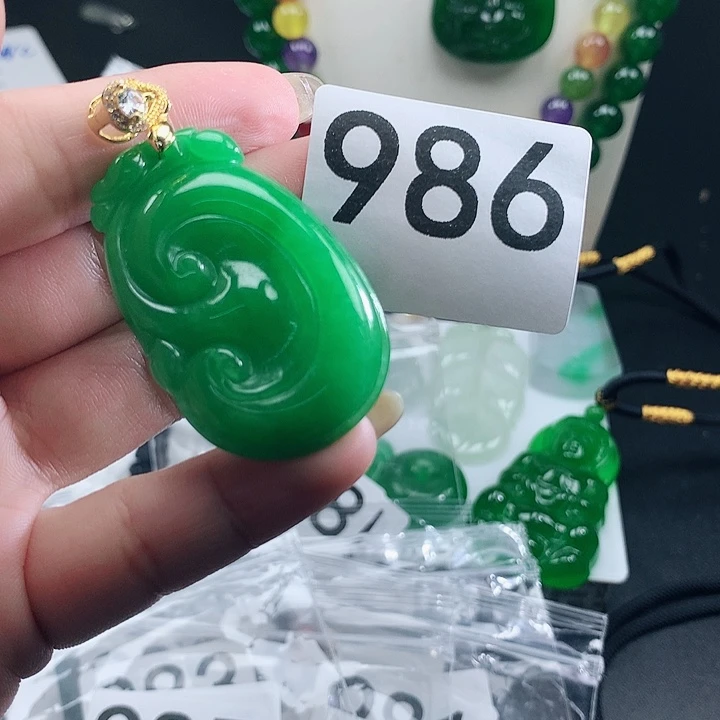 翡翠未镶嵌吊坠(赠链)