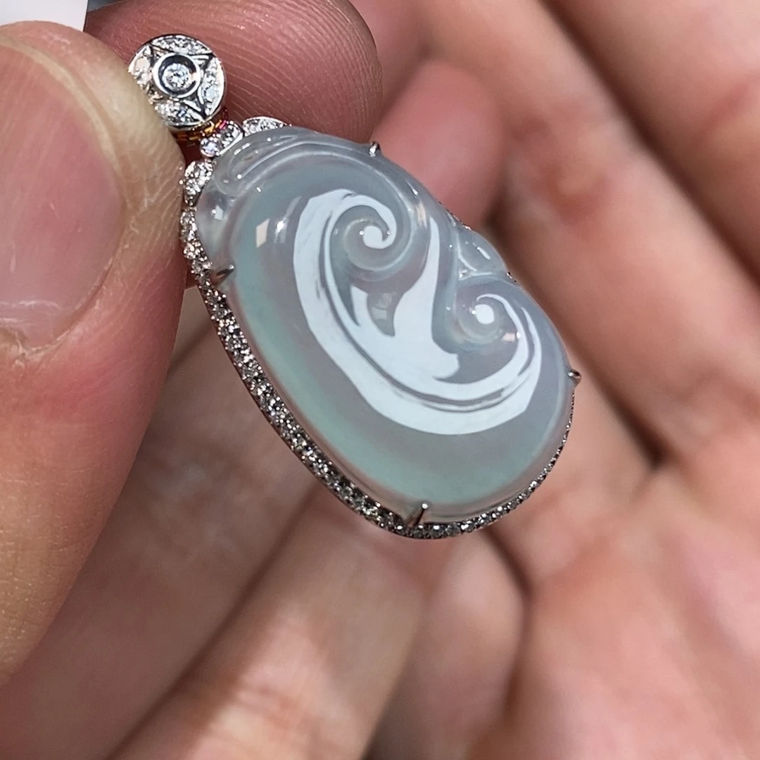 翡翠颈饰18K金镶嵌如意