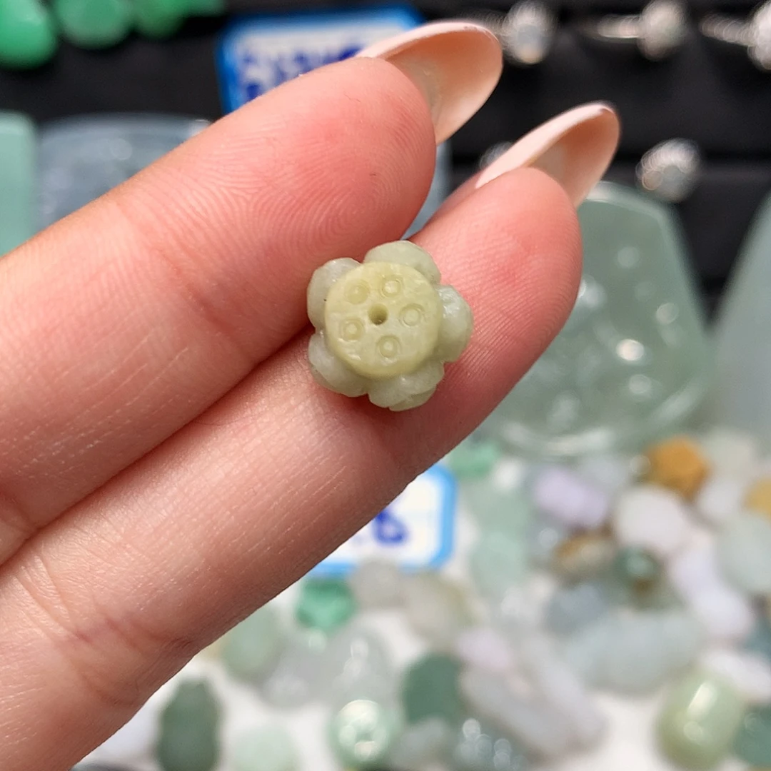 翡翠未镶嵌颈饰莲花
