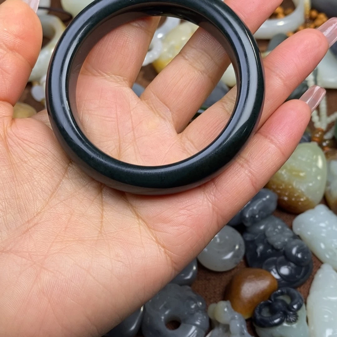 爱***鱼和田玉未镶嵌颈饰