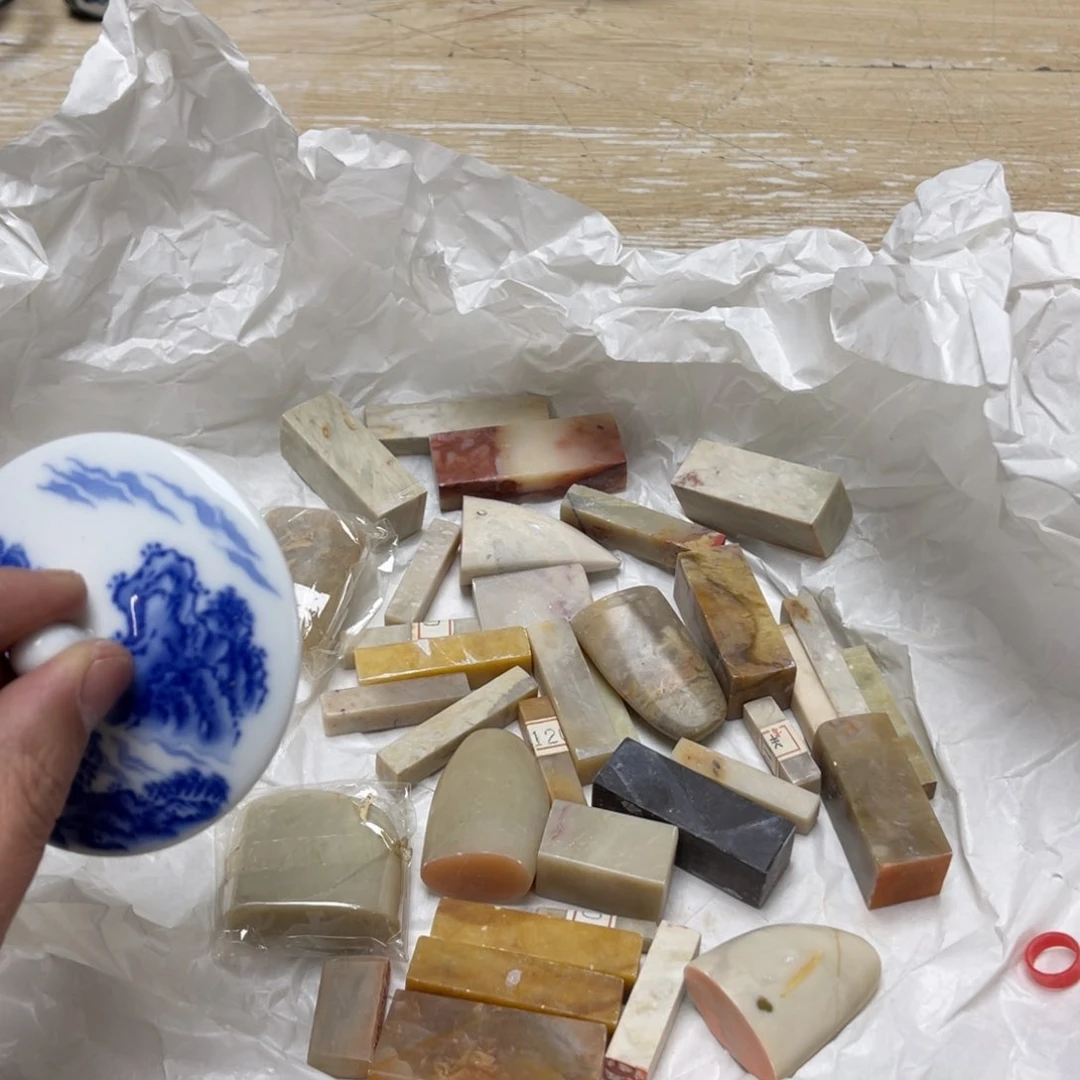 瓷片密密麻麻地排列着一个