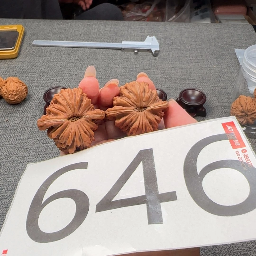 任***伟桃核把件646核桃646