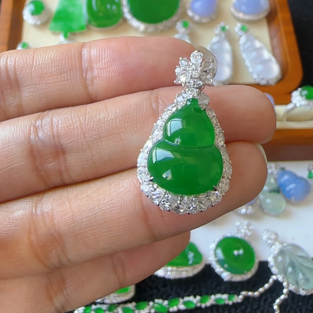 翡翠18K金镶嵌颈饰吊坠