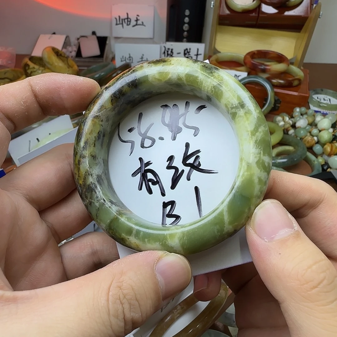 蛇纹石玉未镶嵌手镯