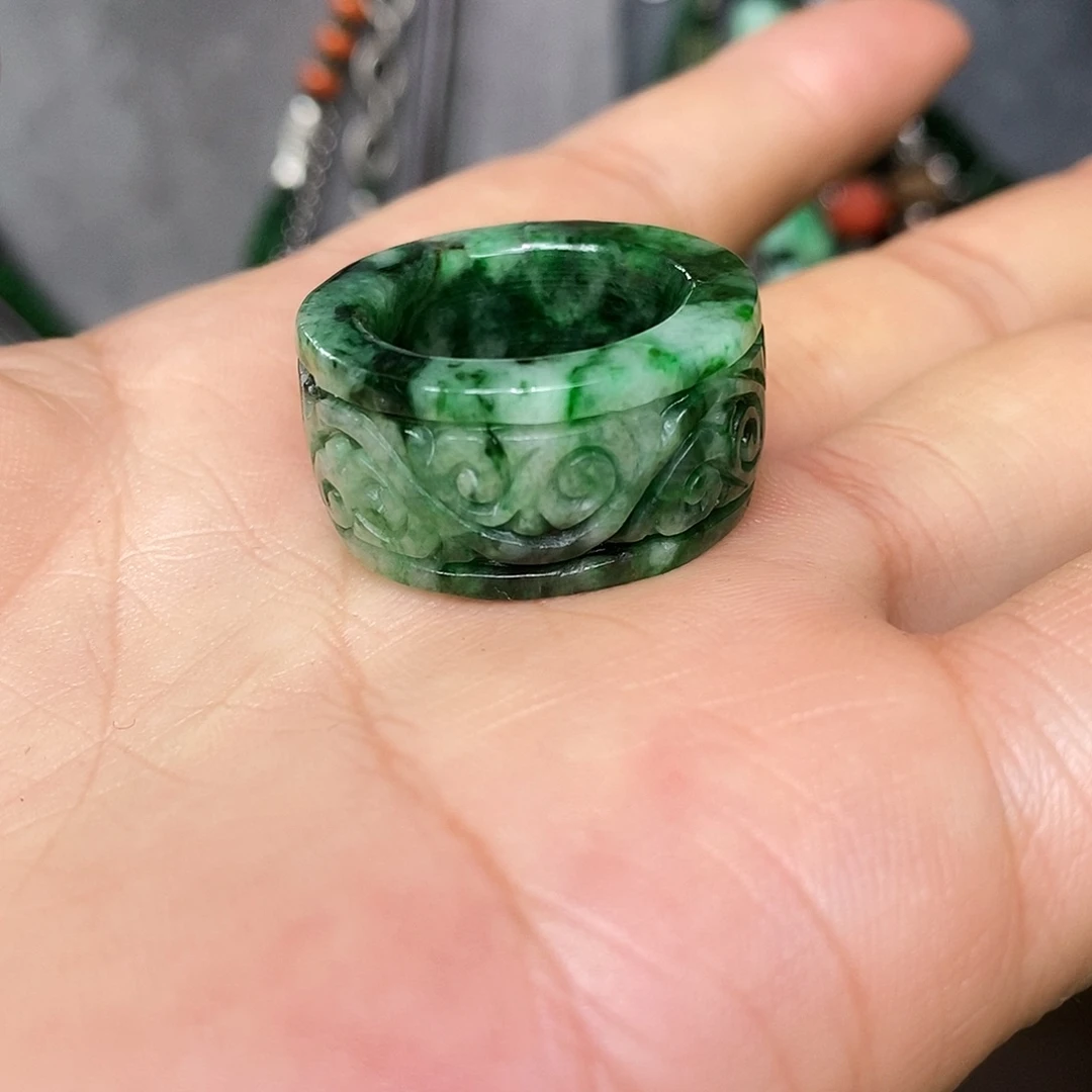 未镶嵌戒指翡翠漂亮美眉