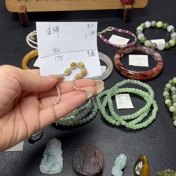 金***制颈饰未镶嵌和田玉