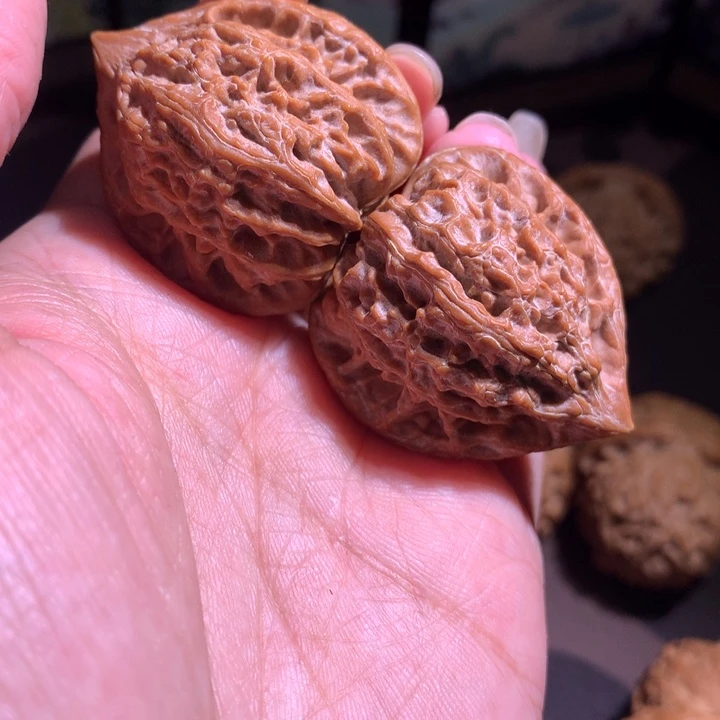文玩核桃吊坠有***虎102雪桃