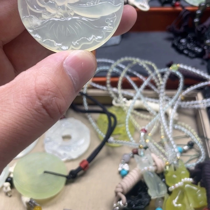 问***S蛇纹石玉未镶嵌颈饰