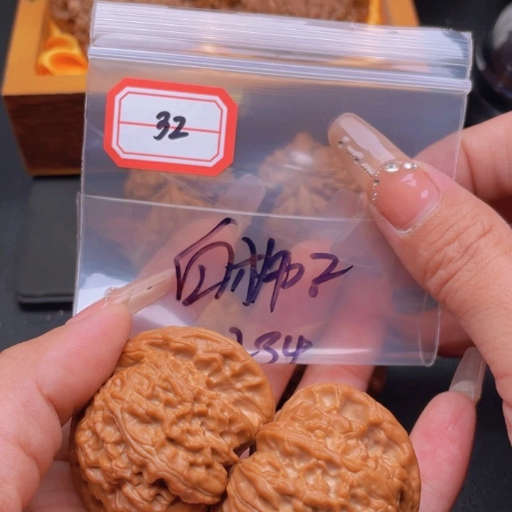 文玩核桃把件张**~32白狮子