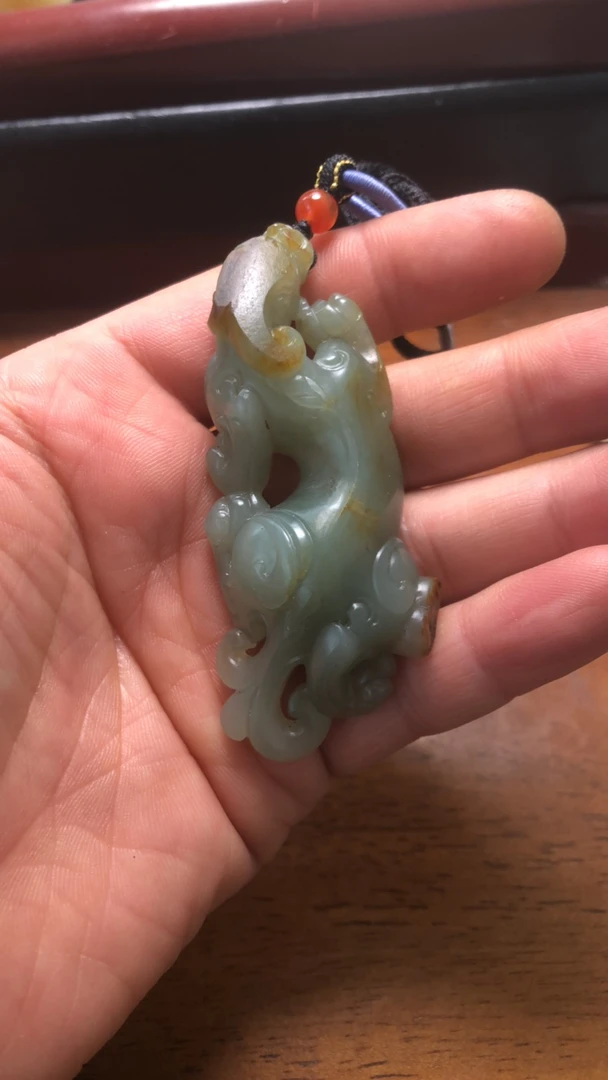 新疆和田玉青玉螭龙精品手把件
